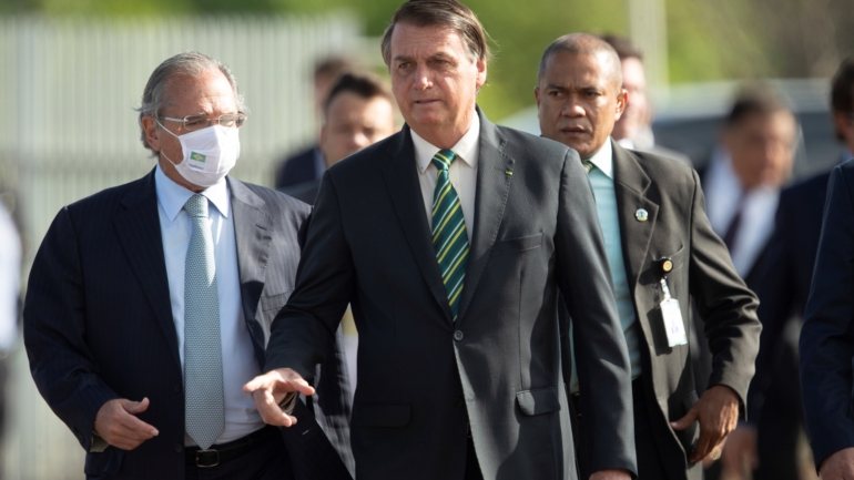 Segundo a revista, Carlos Bolsonaro teria participado em &quot;reuniões oficiais&quot; para evitar que as regras de rastreamento de armas e munições fossem mais rigorosas