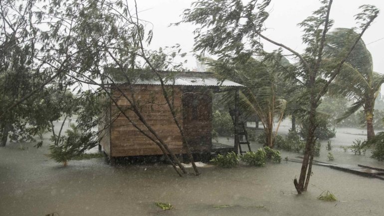Os efeitos em certas áreas da América Central podem ser tempestades, ventos potencialmente catastróficos e chuvas fortes que podem causar inundações e deslizamentos de terra
