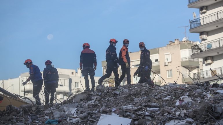 A operação de resgate ocorreu desde sexta-feira, tendo sido retiradas 107 sobreviventes dos escombros