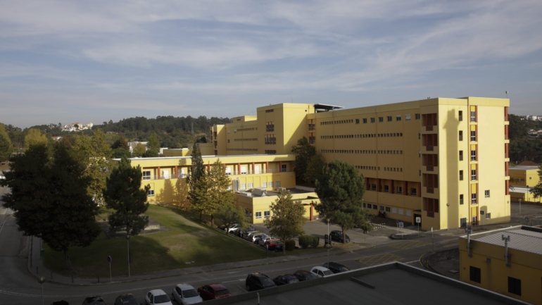 Ainda no domingo, o Centro Hospitalar de Leiria, que integra também os hospitais de Pombal e Alcobaça, anunciou a suspensão da entrada de acompanhantes, visitas e cuidadores até dia 14