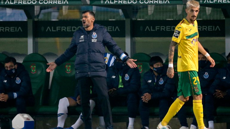 Sérgio Conceição foi expulso no final do jogo com o P. Ferreira, quando abordou Nuno Almeida e os árbitros assistentes