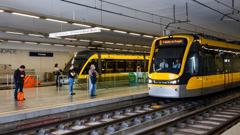 Juntamente com o prolongamento da Linha Amarela, a Linha Rosa do Metro do Porto constitui o maior investimento público atualmente em curso em Portugal