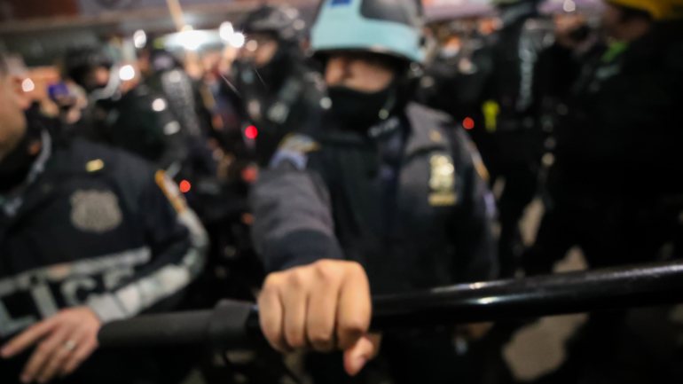 Em Nova Iorque, em Manhattan, a polícia fez duas dezenas de detenções