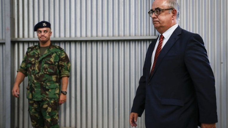 O ex-ministro da Defesa, Azeredo Lopes, é um dos 23 arguidos no processo que está a ser julgado no Tribunal de Santarém