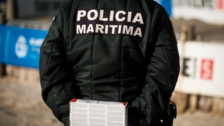 O responsável do estabelecimento foi identificado e autuado pela Polícia Marítima