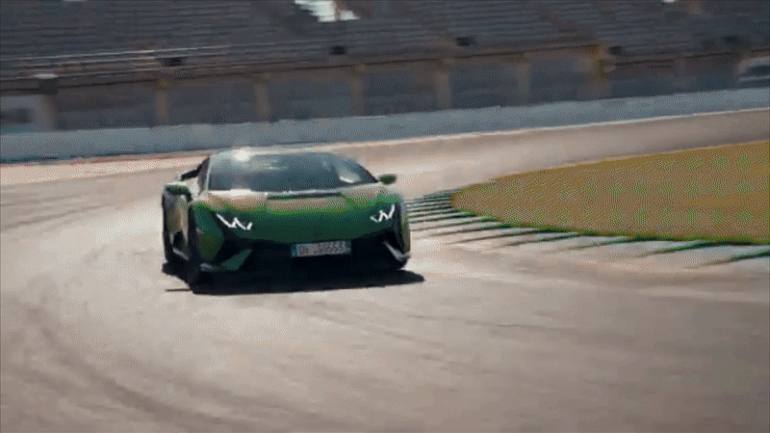 O novo Lamborghini Huracán Tecnica deverá entregar a primeira unidade em Portugal antes do final do ano, por um valor que oscilará entre 340.000€ e 350.000€, dependendo das emissões de CO2, ainda não homologadas. Promete ser o mais vendido dos Huracán, que atingem 40% das vendas do fabricante