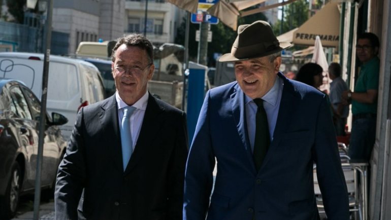O ex-ministro Manuel Pinho (à esquerda) acompanhado do seu advogado Ricardo Sá Fernandes