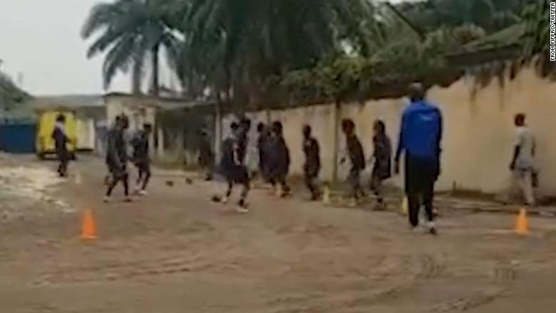 Seleção feminina sub-20 da RD Congo treina na rua