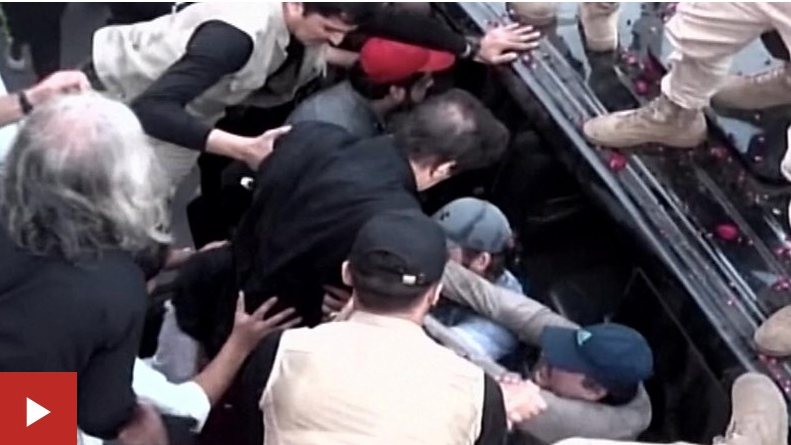 Imran Khan, ex-primeiro-ministro do Paquistão, baleado em protesto