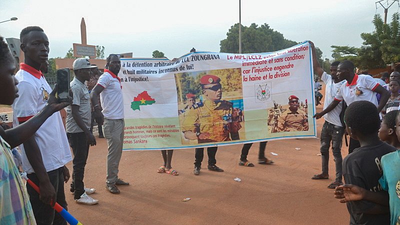 epa10216234 People hold a banner that calls for the release of Lieutenant Colonel Emmanuel Zoungrana in Ouagadougou, Burkina Faso, 30 September 2022. Gunshots have been heard near the presidential palace in Ouagadougou with what some residents claim to be an alleged coup attempt. Access has been blocked by the military to some government buildings including the national assembly and the national broadcaster. In January 2022 the current head of state, Lt-Col Paul-Henri Damiba, ousted President Roch Kabore through a coup. Lieutenant Colonel Paul-Henri Damiba has called for calm.  EPA/ASSANE OUEDRAOGO