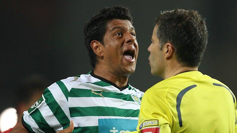 Pedro Silva não controlou a irritação após uma grande penalidade assinalada por Lucílio Baptista e confrontou o árbitro após o vermelho
