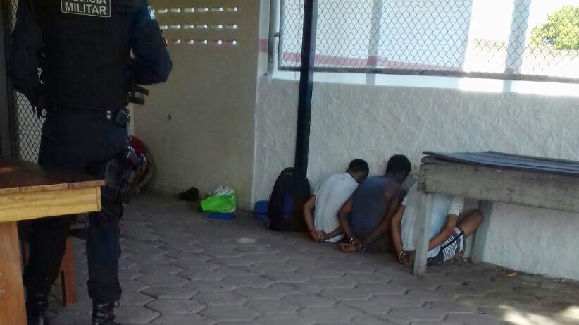 epa05589039 A handout picture provided by the Roraima em Tempo journal on 17 October 2016 shows handcuffed prisoners of the Penitenciaria Agricola de Monte de Cristo prison where a riot took place in Boa Vista, Brazil, 16 October 2016. At least 25 prisoners were killed in riots, according to reports. Seven of the dead were beheaded and six others were charred, said an official of the Brazilian police.  EPA/ANDERSON SOARES/RORAIMA EM TEMPO/HANDOUT  HANDOUT EDITORIAL USE ONLY/NO SALES