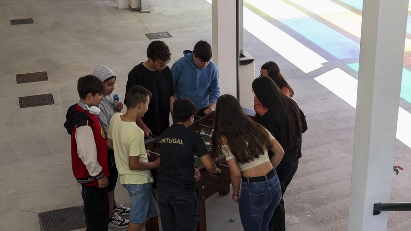 Alunos jogam matraquilhos durante um intervalo no espaço exterior da Escola Secundária de Vouzela, situada numa vila do distrito de Viseu, e que é a primeira escola pública do ranking das melhores médias nos exames nacionais, Vouzela, 5 de junho de 2023. (ACOMPANHA TEXTO DE 16-06-2023) PAULO NOVAIS/LUSA