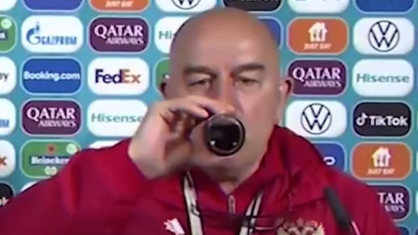 Stanislav Cherchesov, numa atitude contrária à de Ronaldo, bebeu refrigerante em conferência de imprensa