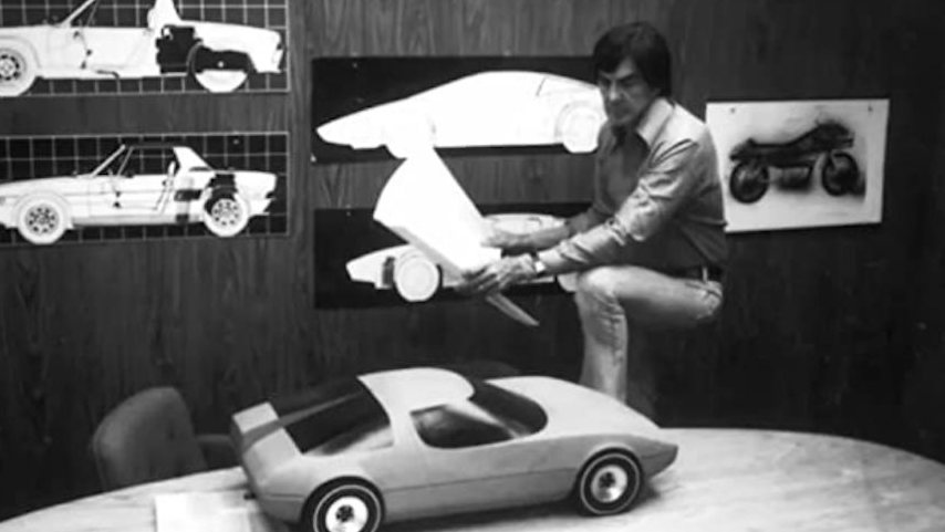 Criado em Detroit, numa família vinda da Roménia que tentou (sem grande sucesso) viver o sonho americano, DeLorean depressa mostrou que tinha potencial. Formou-se em engenharia, trabalhou na Chrysler e na General Motors, onde toda a gente decorou o seu nome. Aos 40 anos tornou-se o mais novo vice-presidente da empresa.