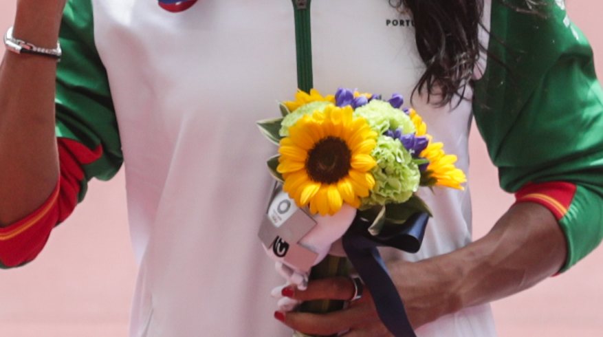 Patrícia Mamona, assim como todos os outros medalhados de Tóquio 2020, recebeu um ramo de flores no pódio