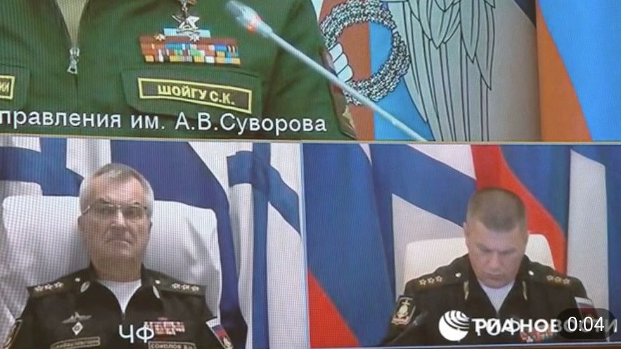 Um dos homens que aparece no vídeo, a participar na reunião, assemelha-se ao comandante, além de que enverga um uniforme com o nome Sokolov inscrito