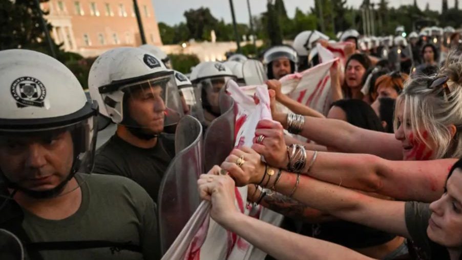 Na quarta-feira, centenas de mulheres manifestaram-se contra a violência de género na praça Syntagma, no centro de Atenas, num protesto em que a polícia impediu a aproximação ao parlamento