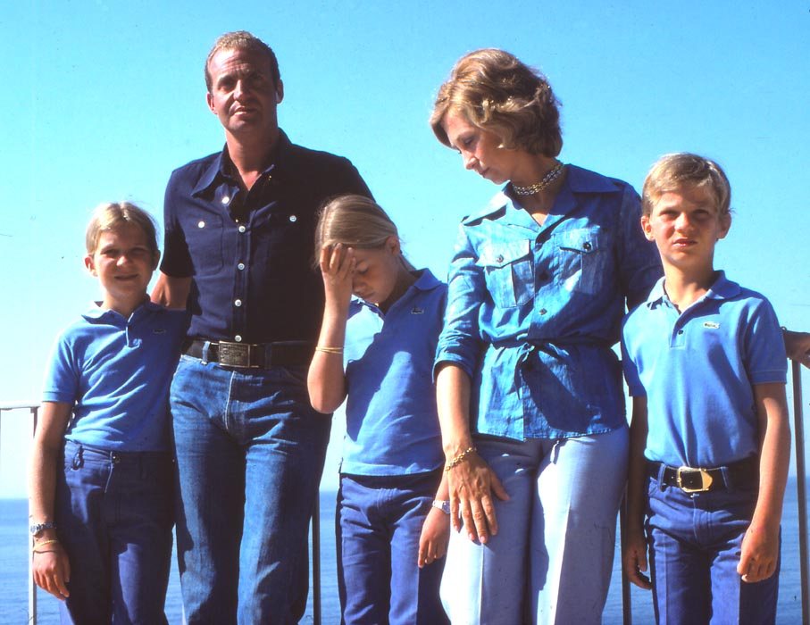 Os reis de Espanha, Juan Carlos e Sofia, com os filhos Cristina, Elena e Filipe (1976)