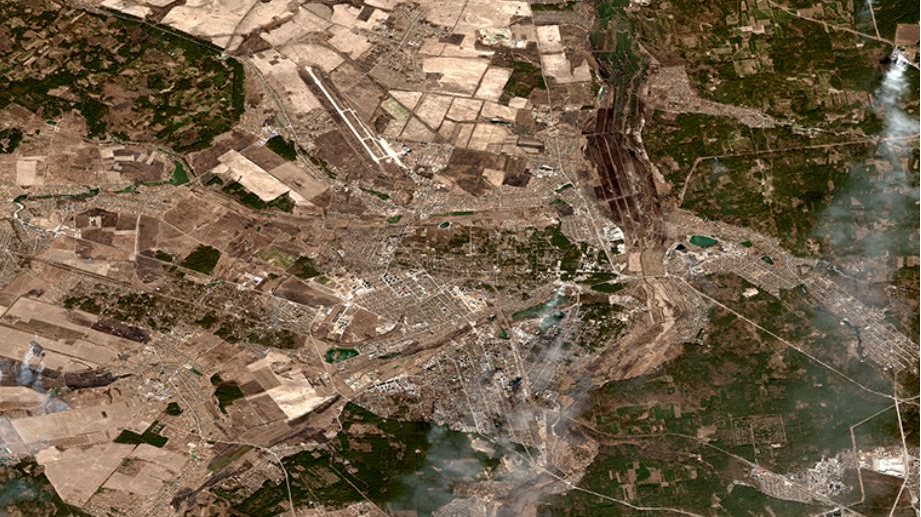 Imagens da Maxar Technologies revelam o que parece ser uma grande extensão de terra alagada a norte de Kiev