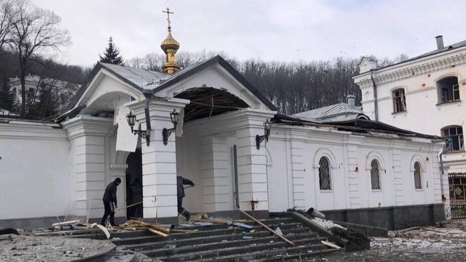 Imagem de uma das áreas do mosteiro danificada por bombardeamentos russos, publicada no site do organismo público &quot;Ukranian Institute&quot;