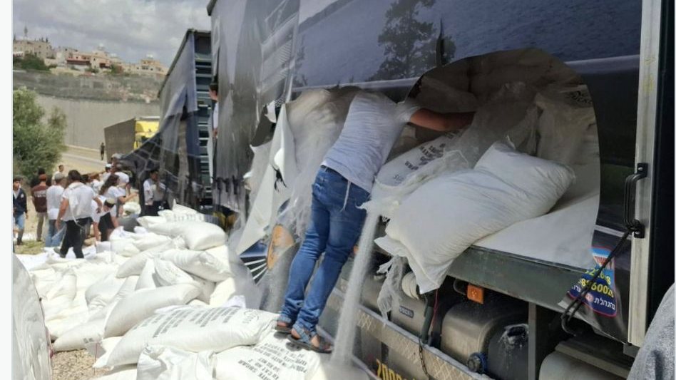 Nas redes sociais circulam vídeos de ativistas a destruir a mercadoria dos camiões de ajuda humanitária