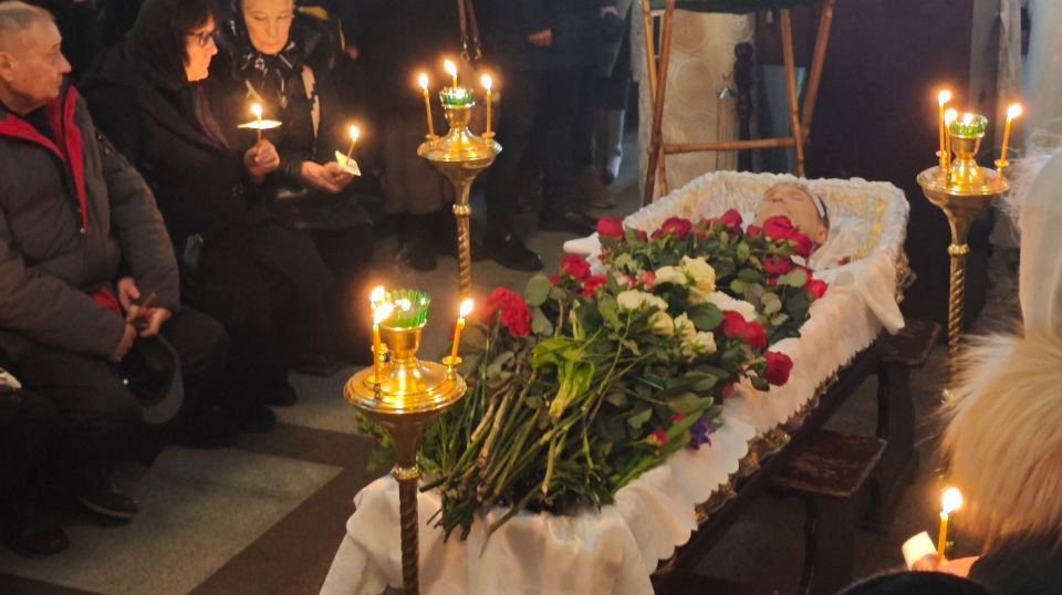 As fotografias estavam proibidas mas a fundação de Alexei Navalny publicou uma da cerimónia dentro da igreja