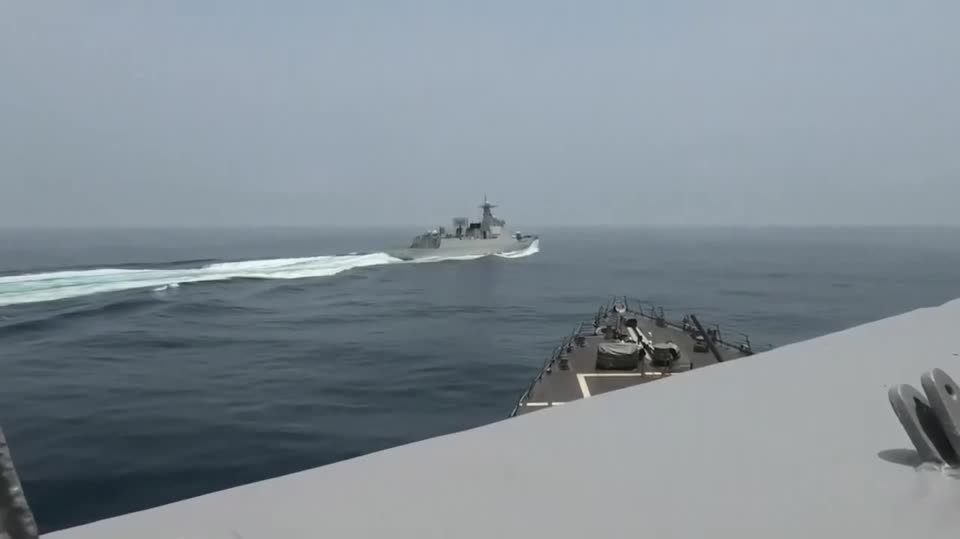 As imagens divulgadas mostram o navio chinês a cortar o curso do contratorpedeiro norte-americano e a endireitar-se, para começar a navegar numa direção paralela