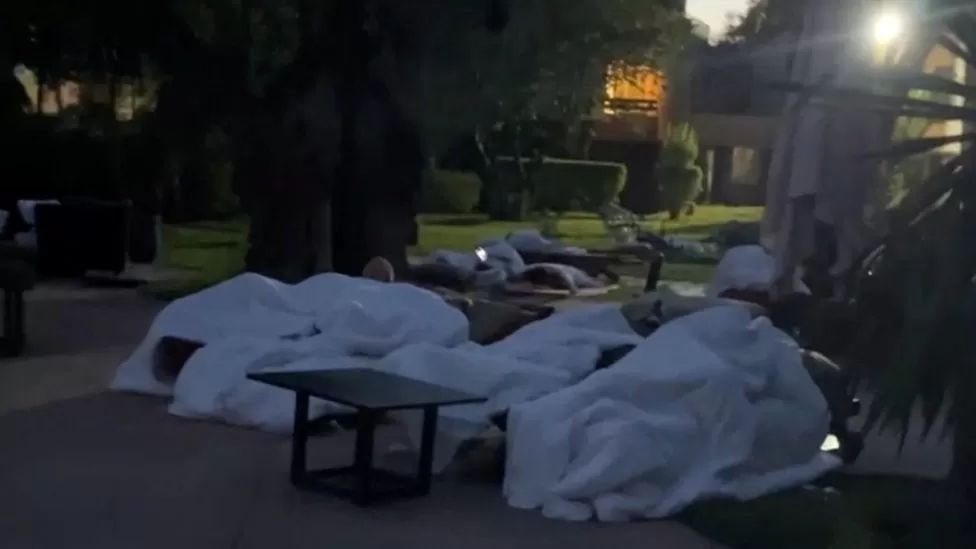 Turistas dormem à volta de piscina de hotel em Marraquexe
