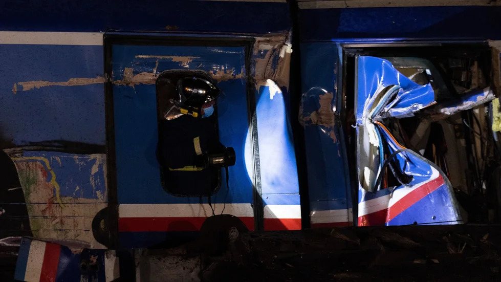 A 28 de fevereiro, uma violenta colisão entre um comboio de passageiros e um outro de transporte de mercadorias, em Tempe, na Grécia, resultou na morte de 57 pessoas