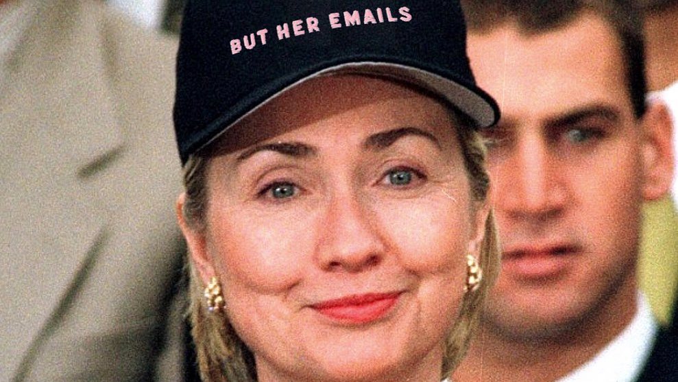 No Instagram, Hillary Clinton publicou uma fotografia sua com um boné preto onde se lê: &quot;But her emails&quot;.