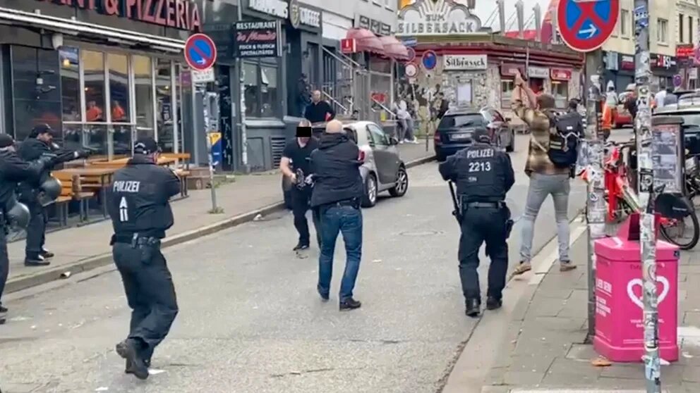 Imagens retiradas do jornal alemão Bild de homem que tentou atacar a polícia com machado