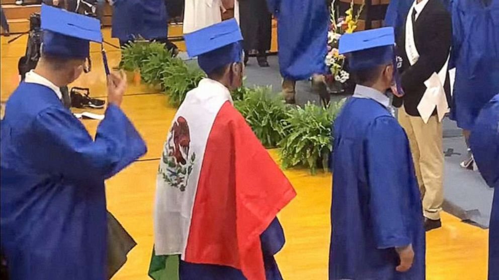 O aluno usou a bandeira durante a cerimónia e terá visto o seu diploma ser-lhe negado por não cumprir códigos de vestuário da escola ©Adolfo Hurtado