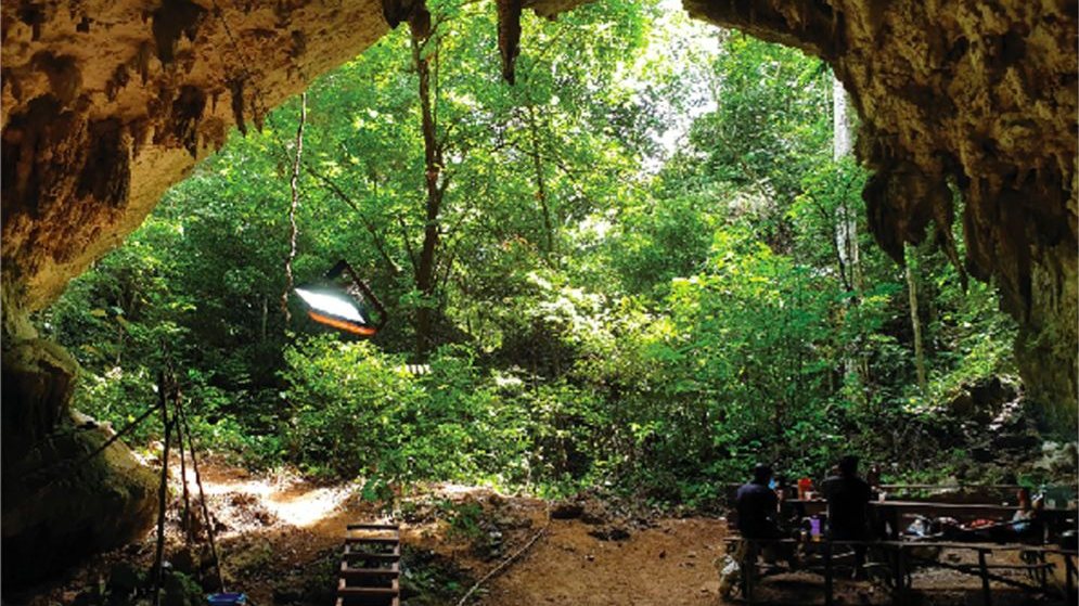 Caverna onde foram descobertos ossos que evidenciam amputação há mais de 30 mil anos