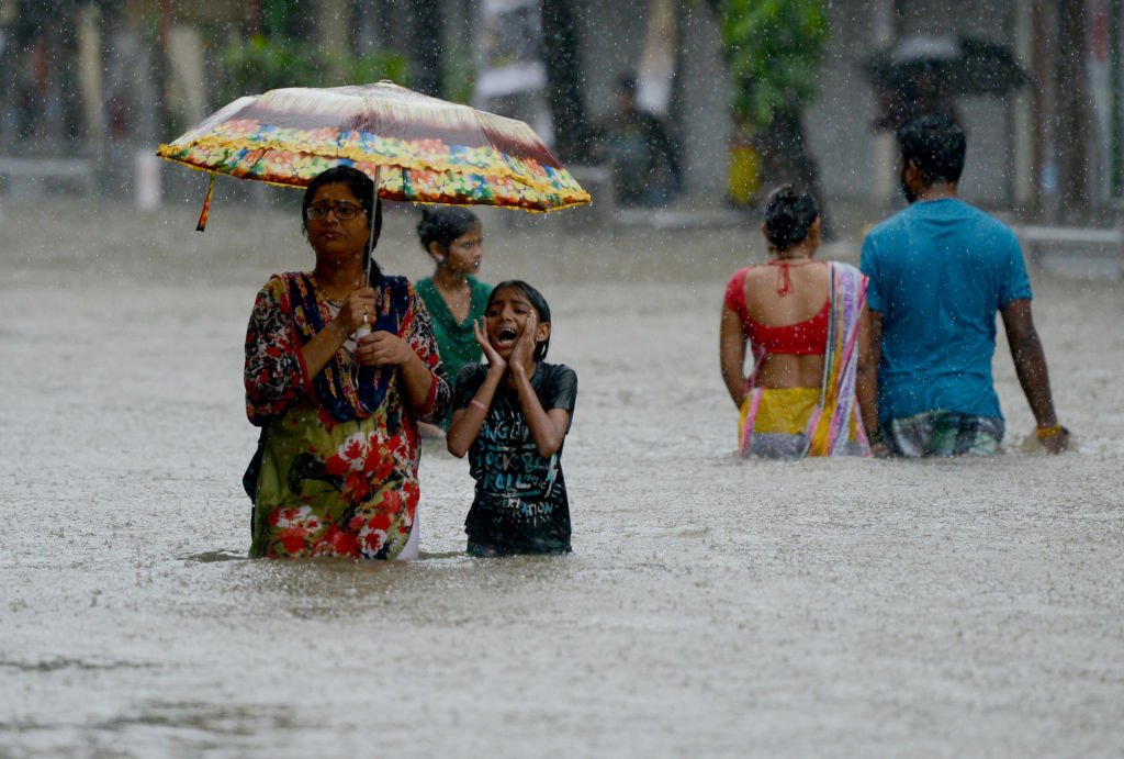 Índia. Chuva forte causa cheias históricas em Mumbai Observador