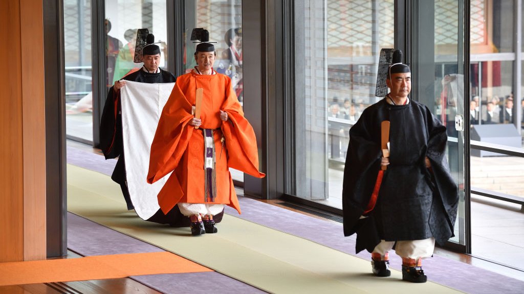 Algumas vozes têm-se insurgido contra a lei de sucessão do Japão. Uma sondagem apurou que os japoneses aprovam que as mulheres na linha do trono possam manter o seu estatuto imperial depois do casamento, transferindo-o  aos seus filhos