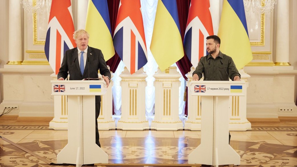 epa10018698 A handout photo made available by the Ukrainian Presidential Press Service shows Ukrainian President Volodymyr Zelensky (R) and British Prime Minister Boris Johnson holding a joint press conference after their meeting in Kyiv (Kiev), Ukraine, 17 June 2022. During his visit to Kyiv, Johnson offered to launch a major training operation for Ukrainian forces.  EPA/UKRAINIAN PRESIDENTIAL PRESS SERVICE HANDOUT -- MANDATORY CREDIT: UKRAINIAN PRESIDENTIAL PRESS SERVICE -- HANDOUT EDITORIAL USE ONLY/NO SALES