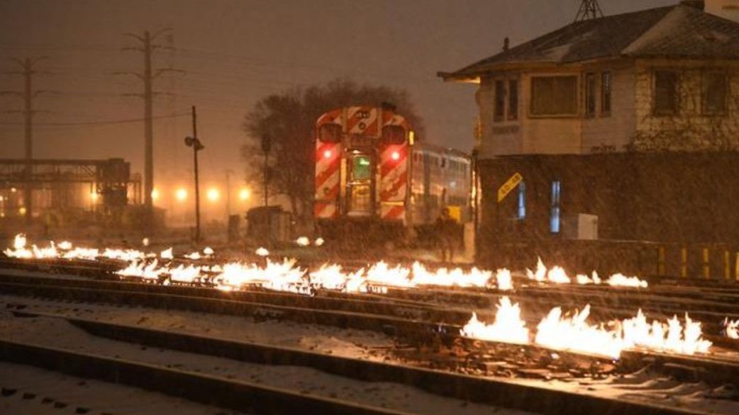 As linhas de comboio de Chicago em chamas para tentar combater o frio do Inverno