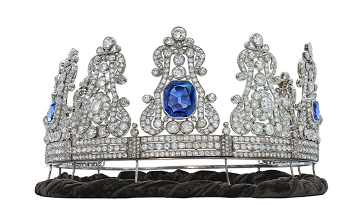Tiara que foi de D. Maria II é composta por uma safira birmanesa, outras quatro de menor dimensão, mais de 1.400 diamantes e ouro