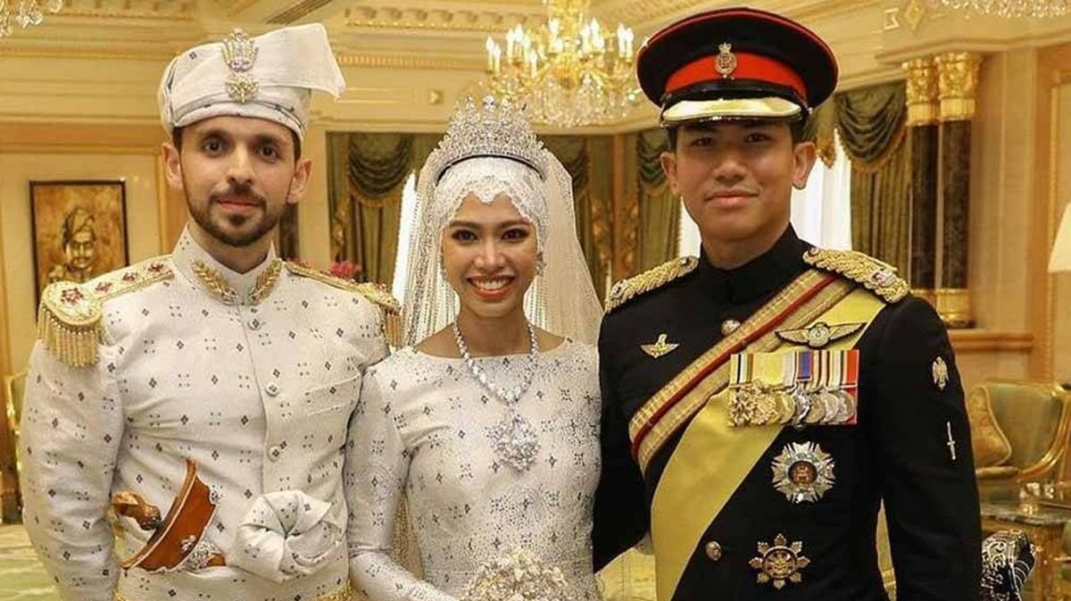 A princesa Fazillah Lubabul, de 36 anos, e Abdullah Nabil Mahmoud Al-Hashimi casaram-se numa cerimónia milionária