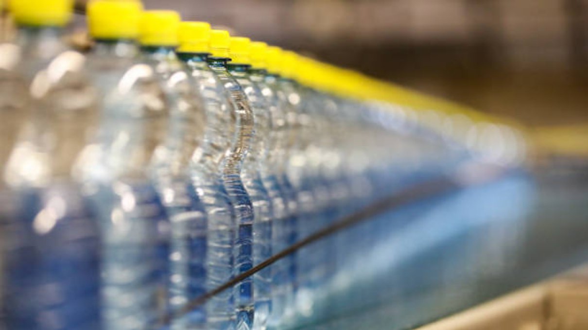 IPVC diz que nas suas instalações &quot;são consumidas anualmente cerca de 51.000 garrafas plásticas de 0,50 litros e 15.000 garrafas plásticas de 1,50 litros, sendo este consumo resultante da produção de 1.215 quilómetros de resíduos plásticos.&quot;