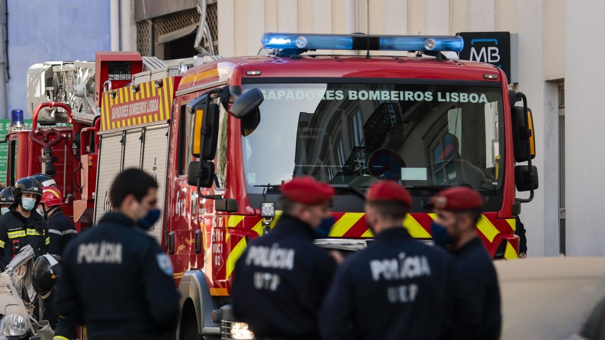Veículos destruídos junto ao prédio na rua de Santa Marta, em Lisboa, 20 de dezembro de 2020. Pelo menos cinco pessoas ficaram feridas, uma em estado grave, durante uma explosão seguida de incêndio, existindo ainda dois desaparecidos, informaram os Bombeiros Sapadores no local. JOSÉ SENA GOULÃO/LUSA