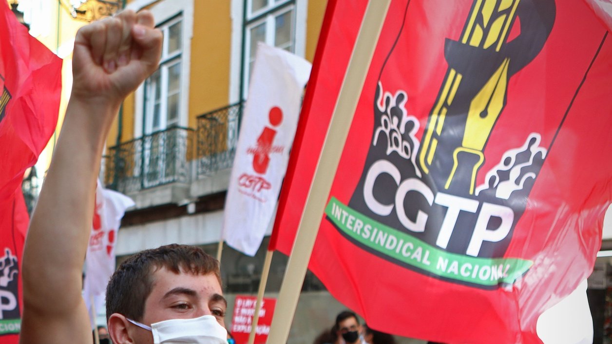 Manifestantes protestam durante uma ação de luta nacional da CGTP, subordinada ao tema &quot;Aumentar os salários! Desenvolver o País&quot;, entre o Rossio e o Terreiro de Paço, em Lisboa, 26 de setembro de 2020. ANTÓNIO PEDRO SANTOS/LUSA