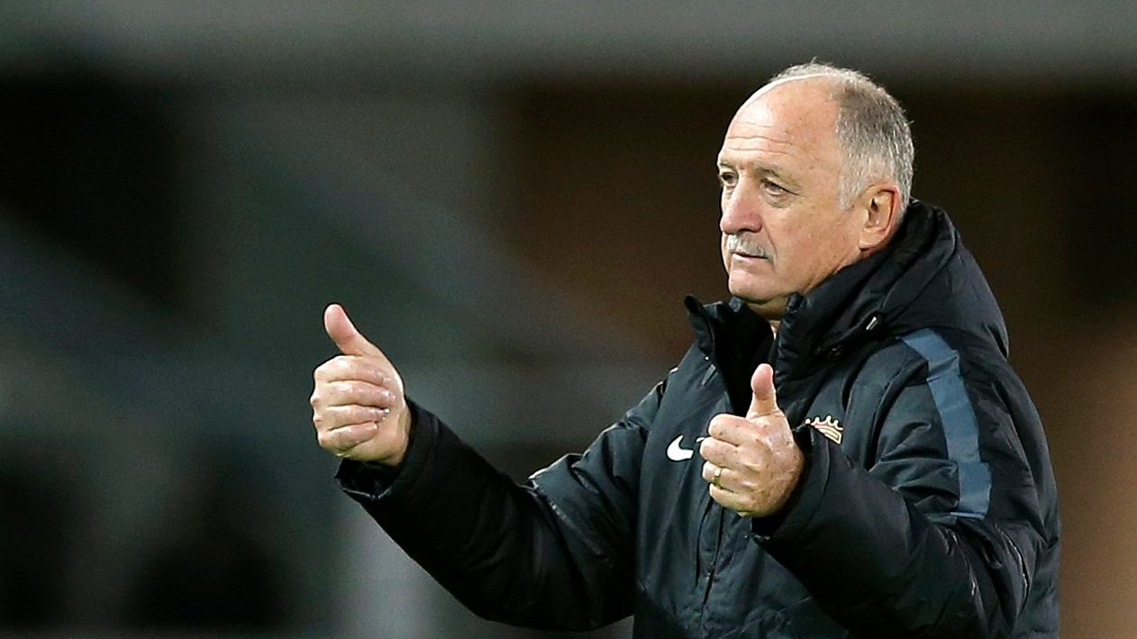 epa05072776 Guangzhou Evergrande FC&#039;s head coach Luis Felipe Scolari encourage his team after losing the semifinal against FC Barcelona in the FIFA Club World Cup 2015 in Yokohama, south of Tokyo, Japan, 17 December 2015. Barcelona defeated the Chinese club to meet Argentine club River Plate in the final 20 December 2015.  EPA/KIMIMASA MAYAMA