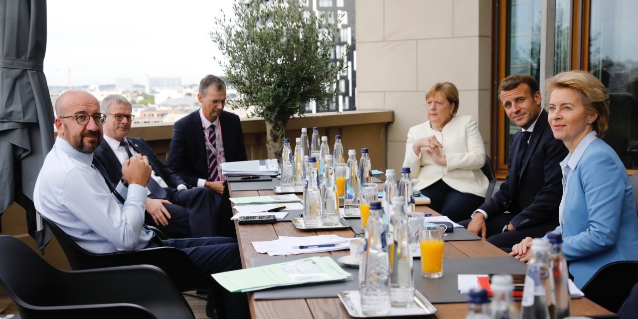 Pelo terraço do Edifício Europa, sede do Conselho Europeu, desfilaram líderes de todos os países para se reunirem com Charles Michel.