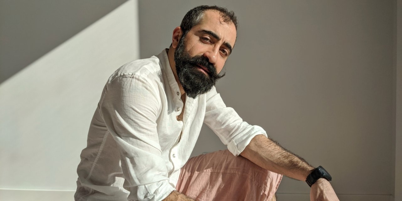 Behdad Esfahbod tem 38 anos e &quot;desde sempre&quot; que tem &quot;jeito com computadores&quot;, diz. Agora, está num impasse devido ao governo do Irão
