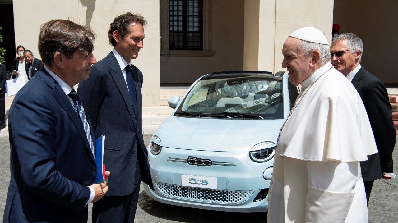 Olivier François, John Elkann e Carlos Tavares (da esquerda para a direita), encontraram-se com o Papa Francisco e deram-lhe a conhecer o novo 500 eléctrico, na versão &quot;cabrio&quot;