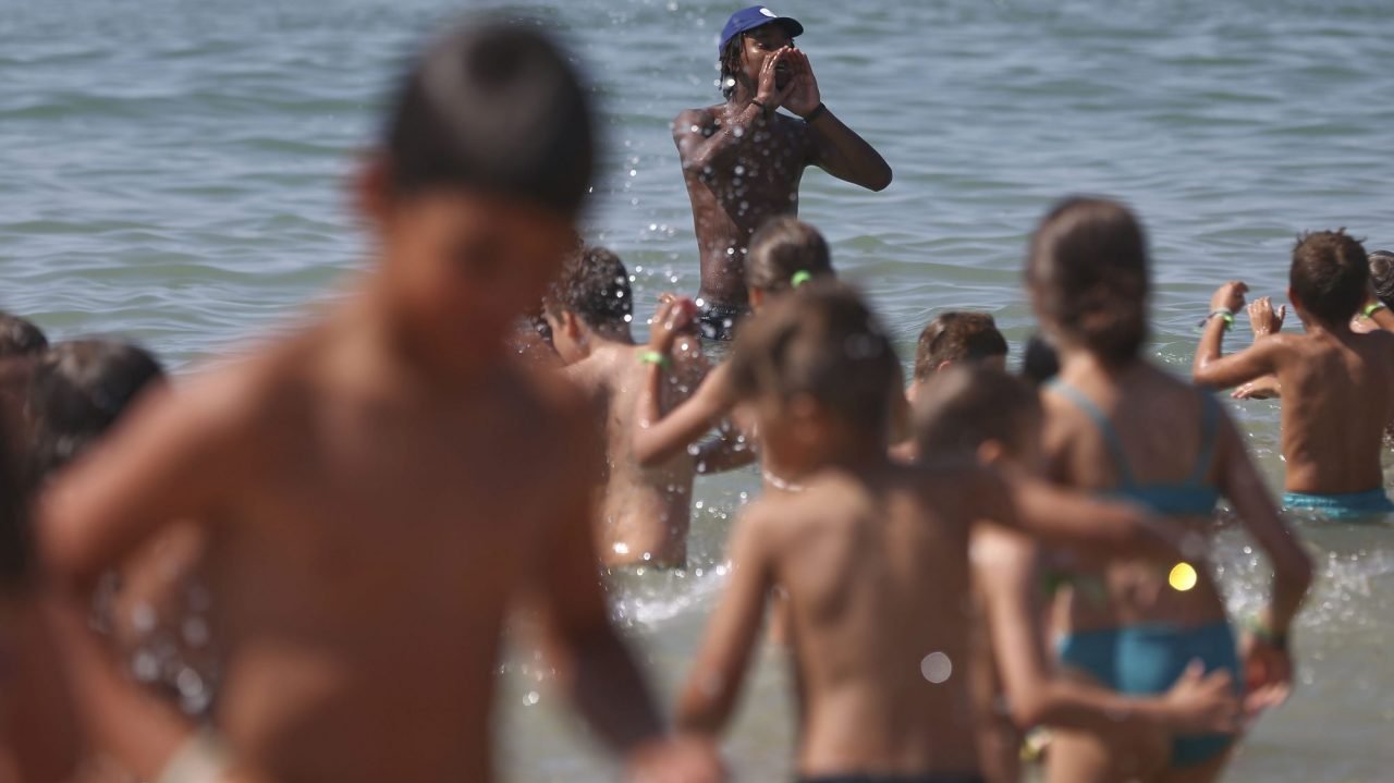 Children under surveillance, hydration and appropriate footwear.  Precautions to take on a trip to the beach