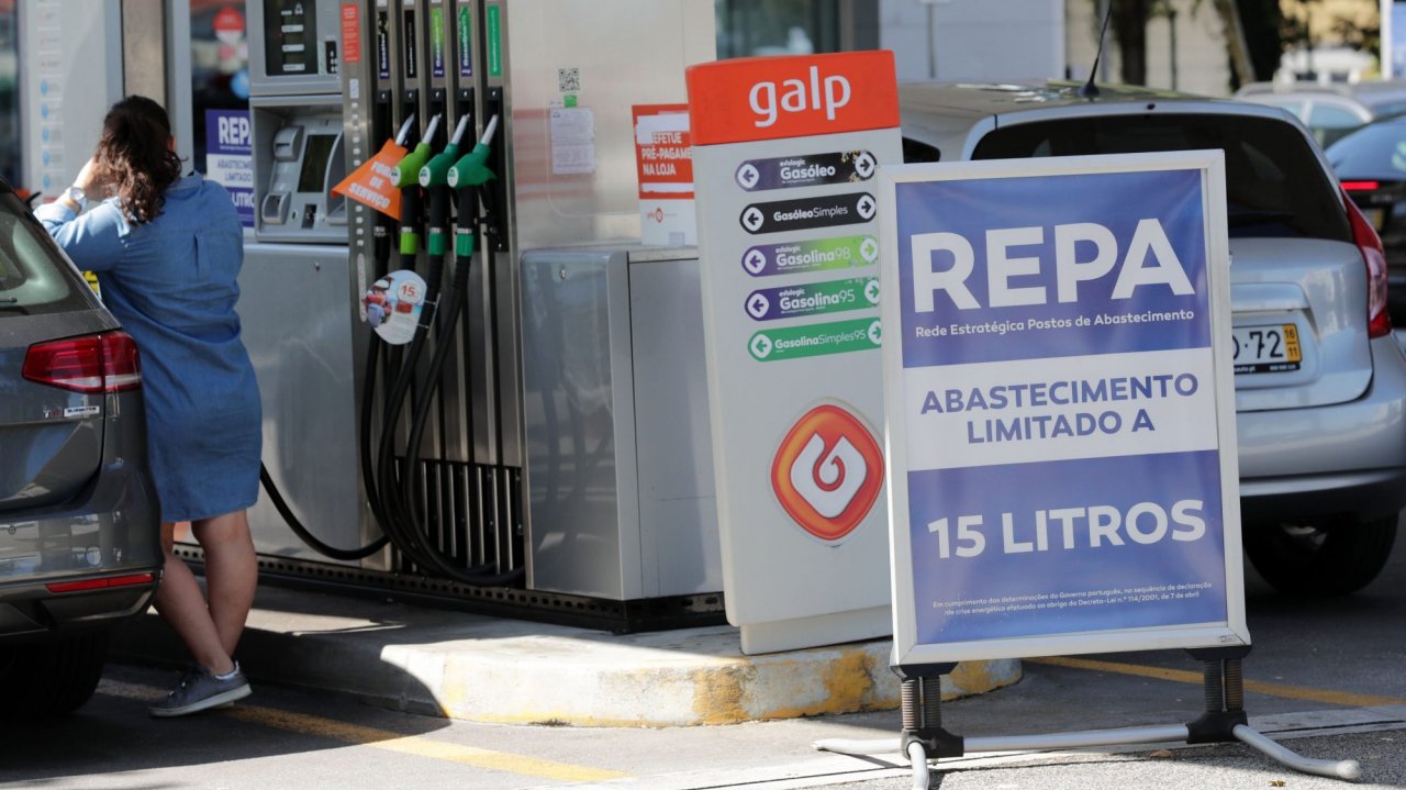 Uma mulher abastece o carro num posto de abastecimento de combustíveis REPA