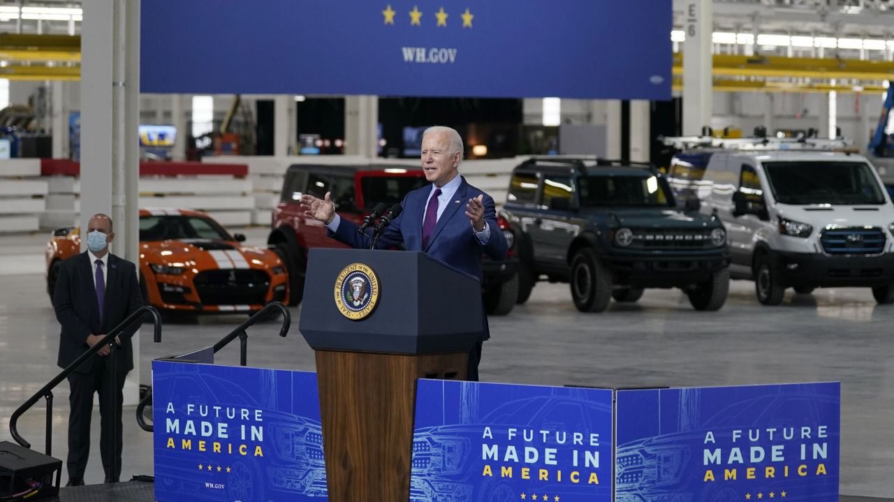 Joe Biden durante a visita à fábrica da Ford, onde vai ser produzida a pick-up eléctrica F-150 Lightning